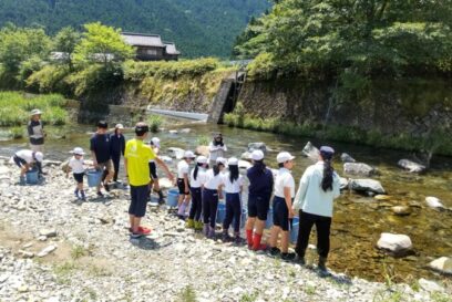 長谷小学校・幼稚園生とアユの放流体験を実施