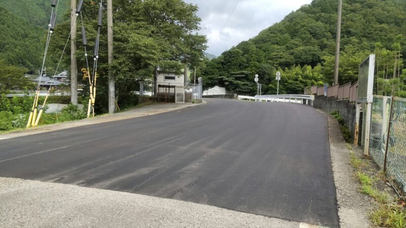 栗区長谷橋東側の凸凹道路の補修工事完了